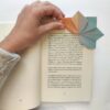 origami marque-page fleur papier dégradé grand format sur livre